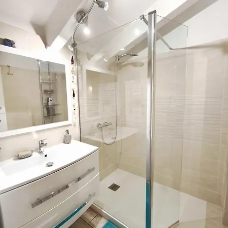 Bright 3 Minutes From The Αζάτσιο